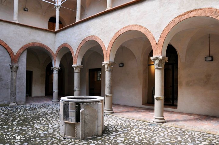 Casa Cavezzi, cortile interno